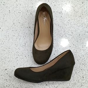 Green 🍀 Suede 2.5" Wedge Heel Size 7